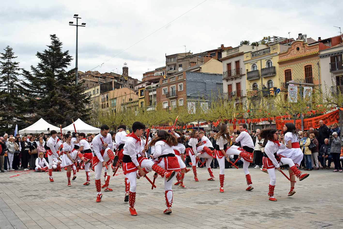 ActuaciÃ³ de la colla dels Grans de lâ€™AgrupaciÃ³ Sardanista a la plaÃ§a de Sant Joan, dins de les Caramelles de SÃºria 2024.