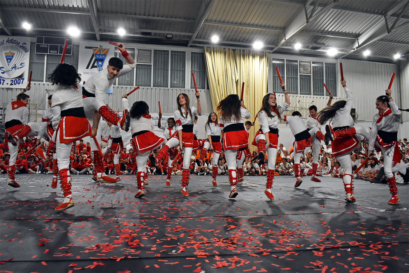 ActuaciÃ³ de la colla dels Grans de lâ€™AgrupaciÃ³ Sardanista a la Trobada Caramellaire del PavellÃ³, dins de les Caramelles de SÃºria 2024.