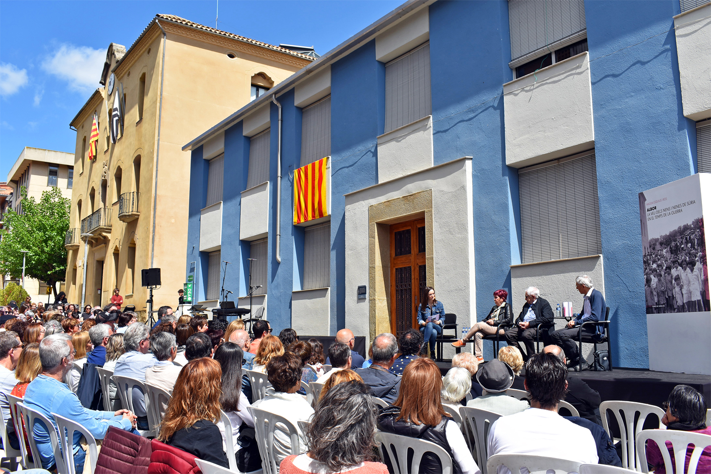 Imatge de la presentació del llibre 'Albor. La veu dels nens i nenes de Súria en el temps de la guerra' de Magda Esquius, al davant de l'edifici de l'Escola Vella, dins del cicle 'Per Sant Jordi, llibres de casa'.