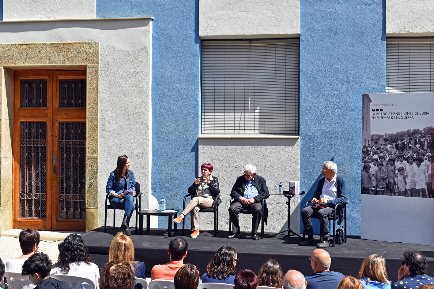 L'autora d''Albor. La veu dels nens i nenes de Súria en el temps de la guerra', Magda Esquius, parla durant la presentació del llibre, al costat de Robert Pujol i de Joaquim Aloy, dins del cicle 'Per Sant Jordi, llibres de casa'.