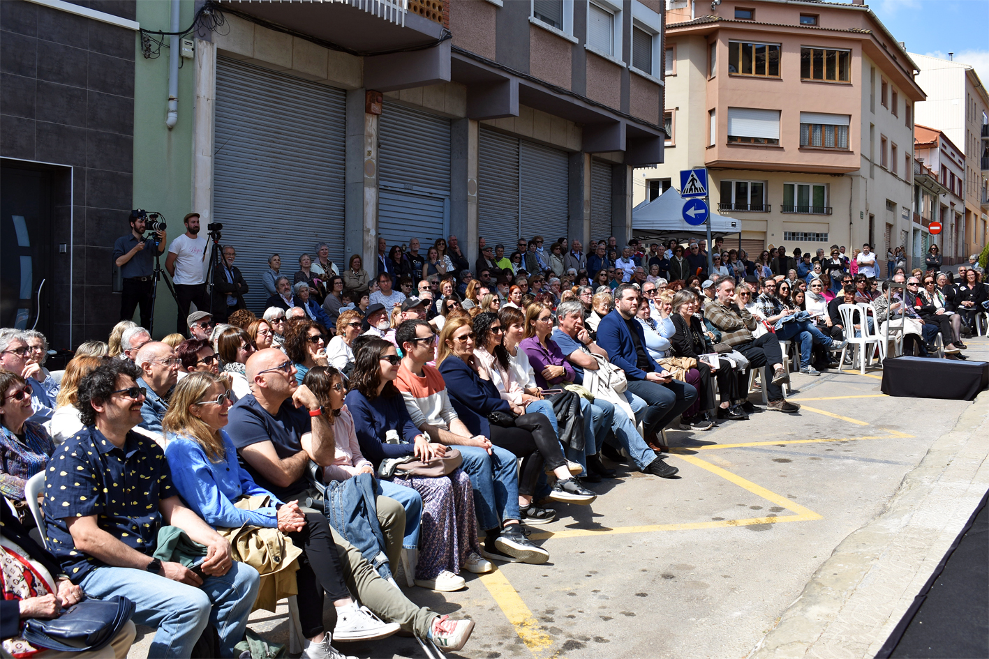 Vista general del públic assistent a la presentació del llibre 'Albor. La veu dels nens i nenes de Súria en el temps de la guerra' de Magda Esquius, al davant de l'edifici de l'Escola Vella, dins del cicle 'Per Sant Jordi, llibres de casa'.