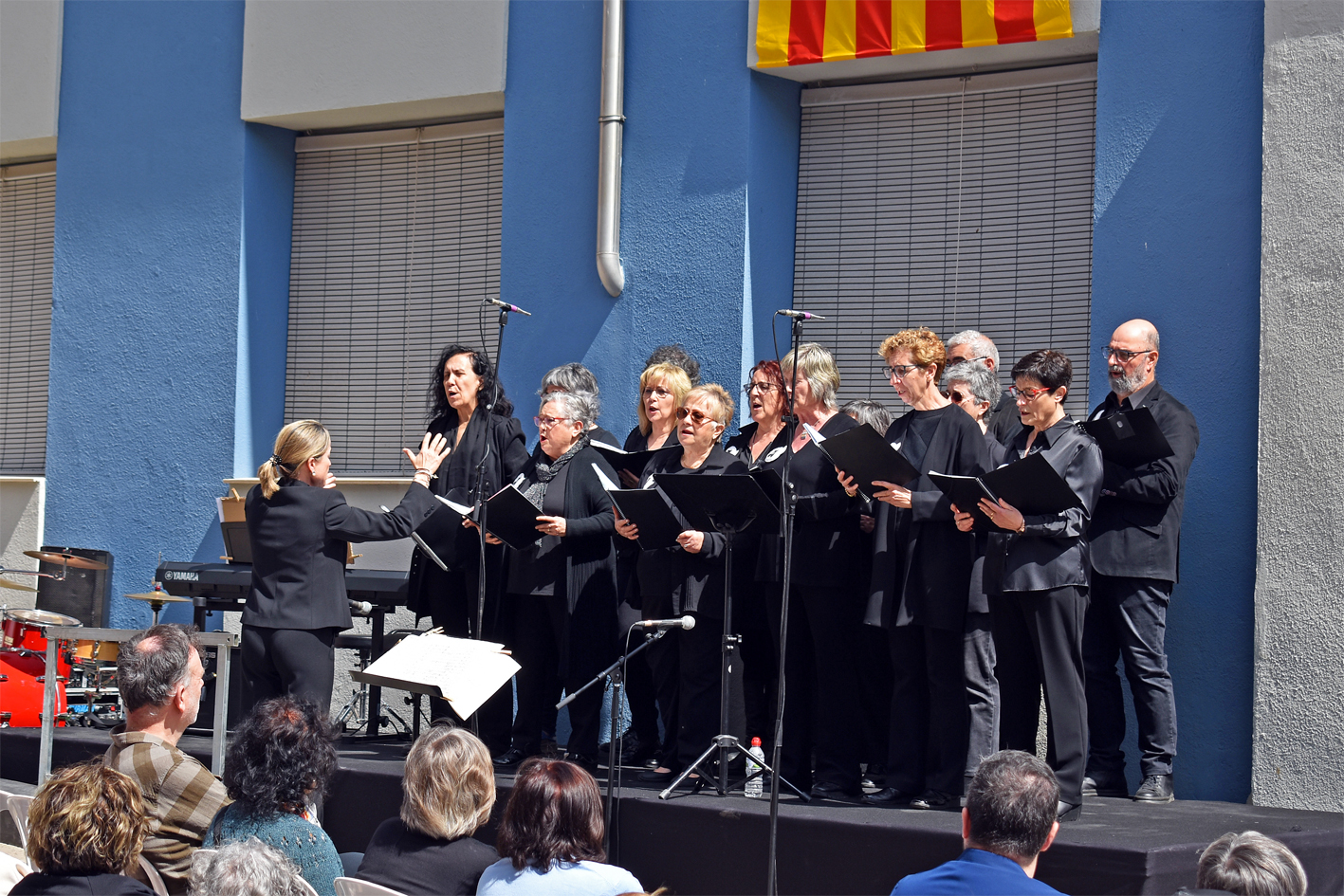 Actuació de la Coral Sòrissons durant la presentació del llibre 'Albor. La veu dels nens i nenes de Súria en el temps de la guerra' de Magda Esquius, al davant de l'edifici de l'Escola Vella.