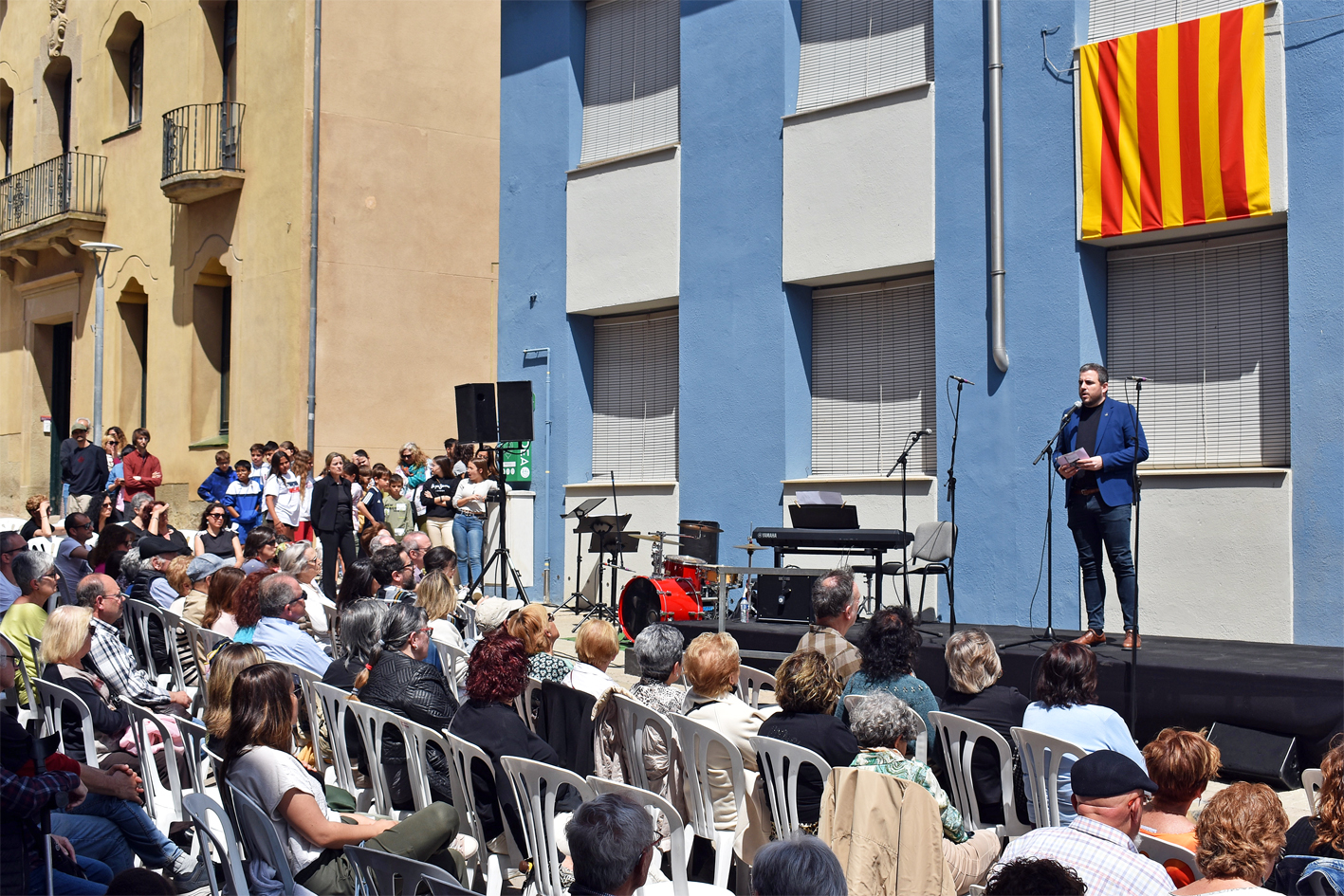 L'alcalde Albert Coberó parla durant la presentació del llibre 'Albor. La veu dels nens i nenes de Súria en el temps de la guerra' de Magda Esquius, al davant de l'edifici de l'Escola Vella.