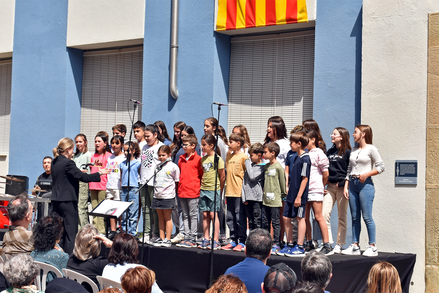 Actuació d'alumnes de l'Escola Francesc Macià durant la presentació del llibre 'Albor. La veu dels nens i nenes de Súria en el temps de la guerra' de Magda Esquius, al davant de l'edifici de l'Escola Vella.