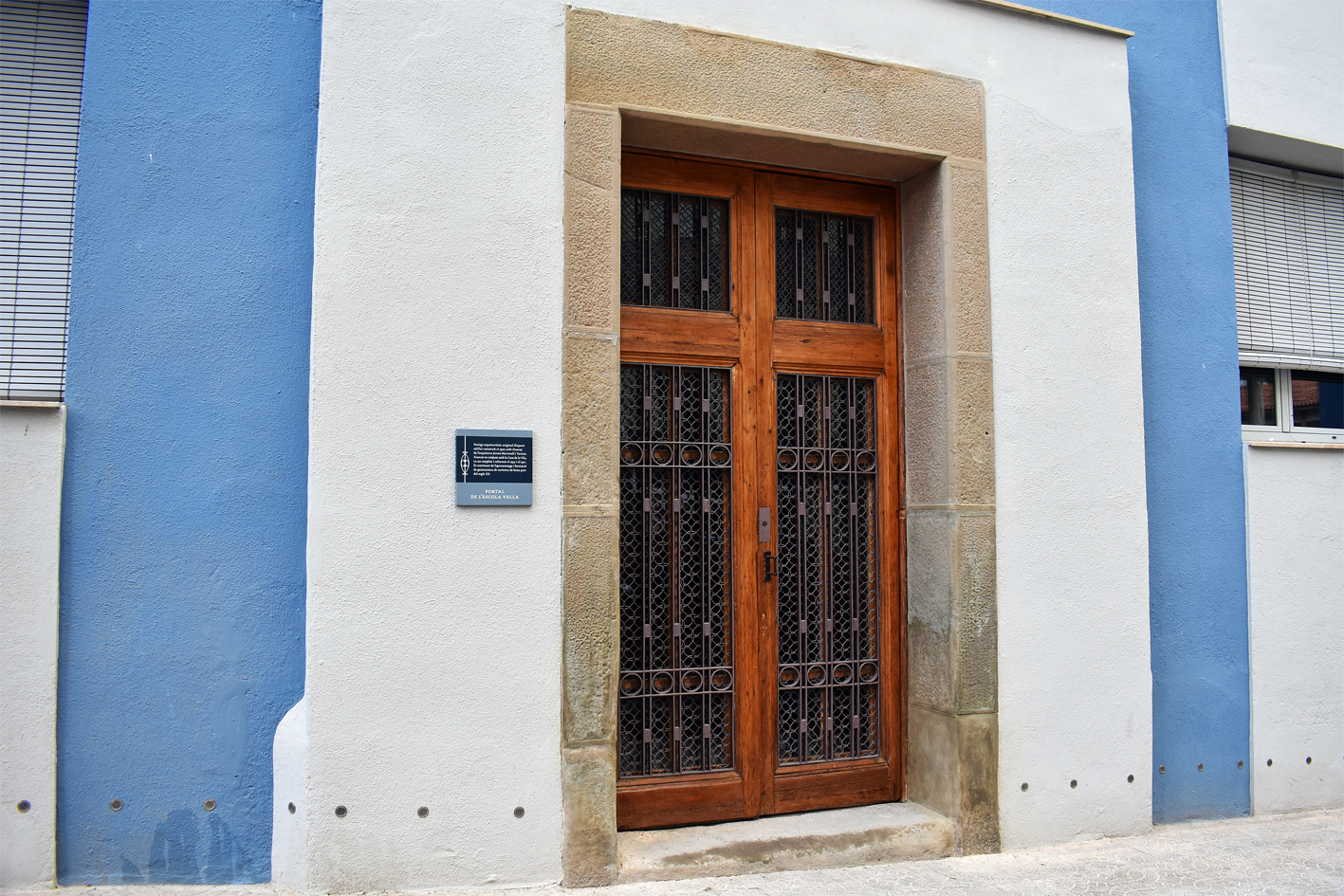 Portal centenari de l'Escola Vella, restaurat en motiu de la presentació del llibre 'Albor. La veu dels nens i nenes de Súria en el temps de la guerra' de Magda Esquius, dins del cicle 'Per Sant Jordi, llibres de casa'.