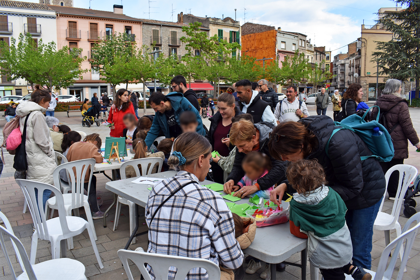 Tallers per a infants a la plaça de Sant Joan, dins de les activitats de Sant Jordi a Súria.