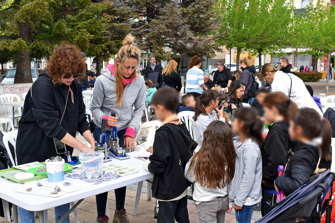 Tallers per a infants a la plaça de Sant Joan, dins de les activitats de Sant Jordi a Súria.