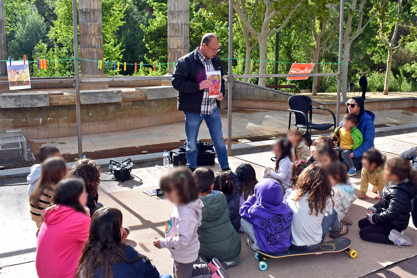 Sessió de conta-contes a la plaça de Sant Joan, dins de les activitats de Sant Jordi a Súria.
