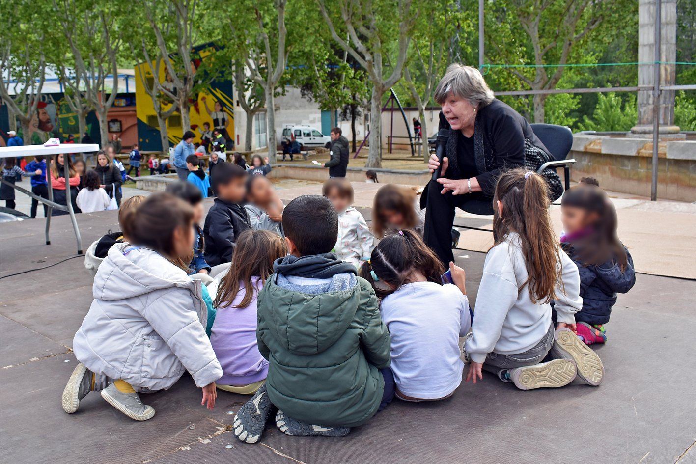 Sessió de conta-contes a la plaça de Sant Joan, dins de les activitats de Sant Jordi a Súria.