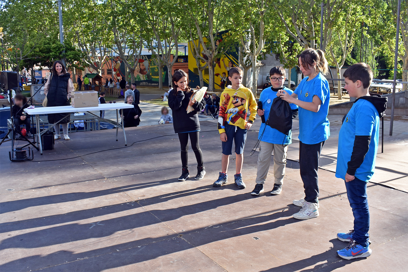 Sorteig dels premis de la Gimcana Literària a la plaça de Sant Joan amb la regidora d'Educació, Esther Cabezos, dins de les activitats de Sant Jordi a Súria.