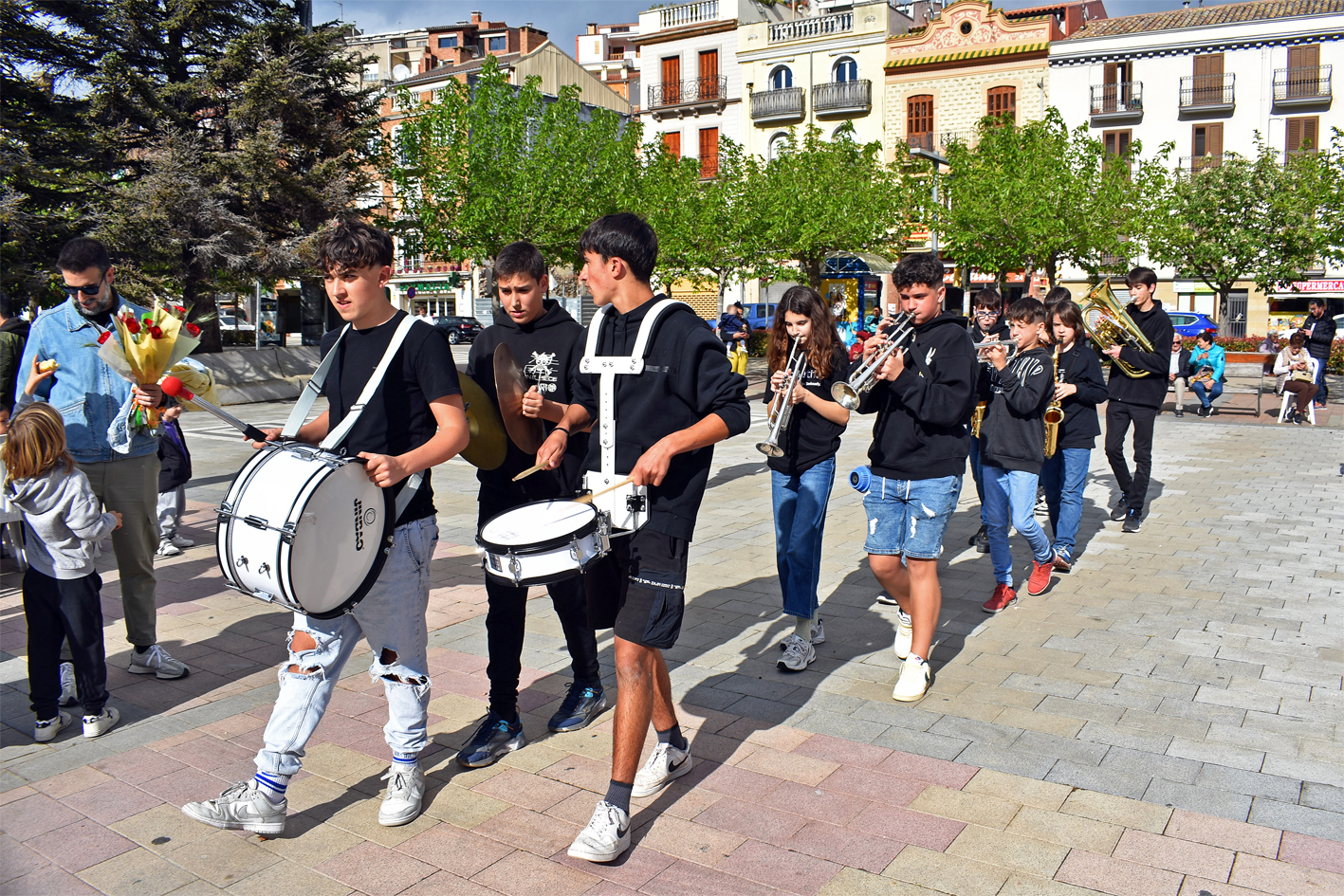Actuació de la xaranga Binbonband a la plaça de Sant Joan, dins de les activitats de Sant Jordi a Súria.