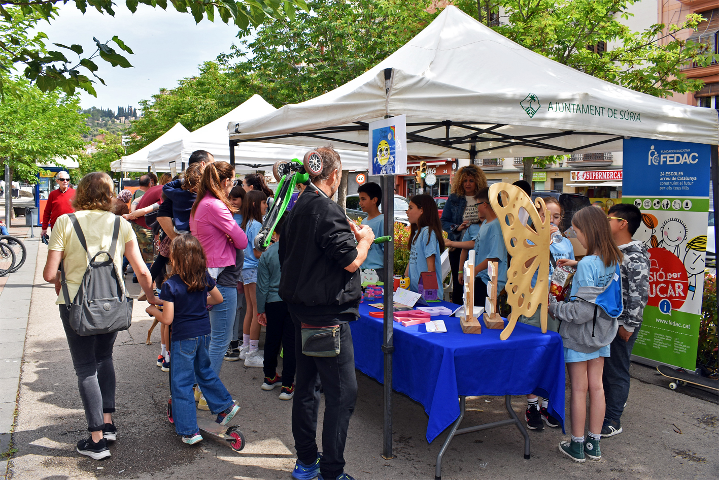 Ambient del 6è Mercat de Cooperatives Escolars de Súria, celebrat a la plaça de Sant Joan.