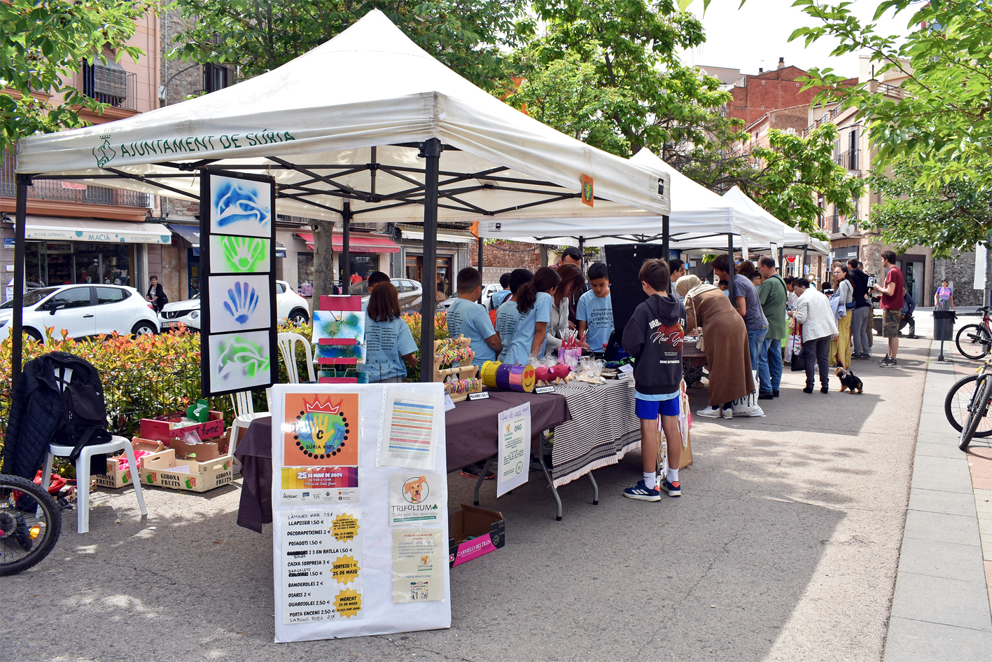 Ambient del 6è Mercat de Cooperatives Escolars de Súria, celebrat a la plaça de Sant Joan.