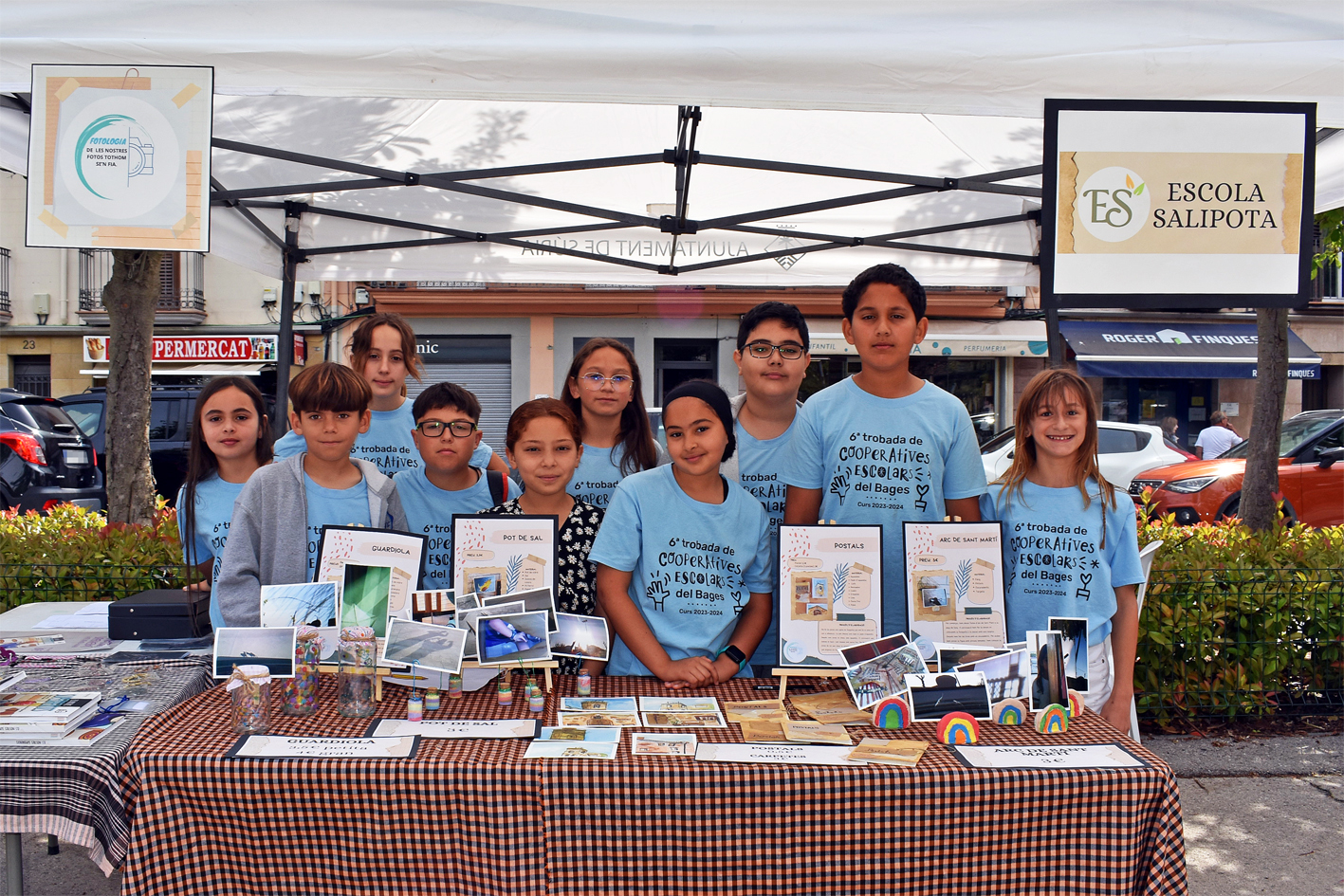 Parada de la cooperativa escolar Fotologia (Escola Salipota), durant el  6è Mercat de Cooperatives Escolars de Súria.
