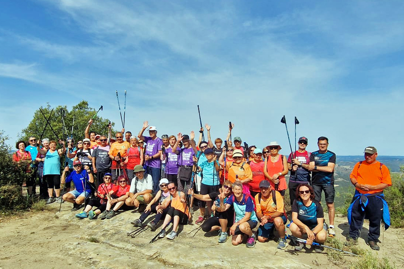 Divendres 7 de juny de 2024 - Foto de grup de les persones participants en la caminada fora vila a Serrateix (Viver i Serrateix), dins de la 3a Escola de Salut de SÃºria (foto: Centre Excursionista).