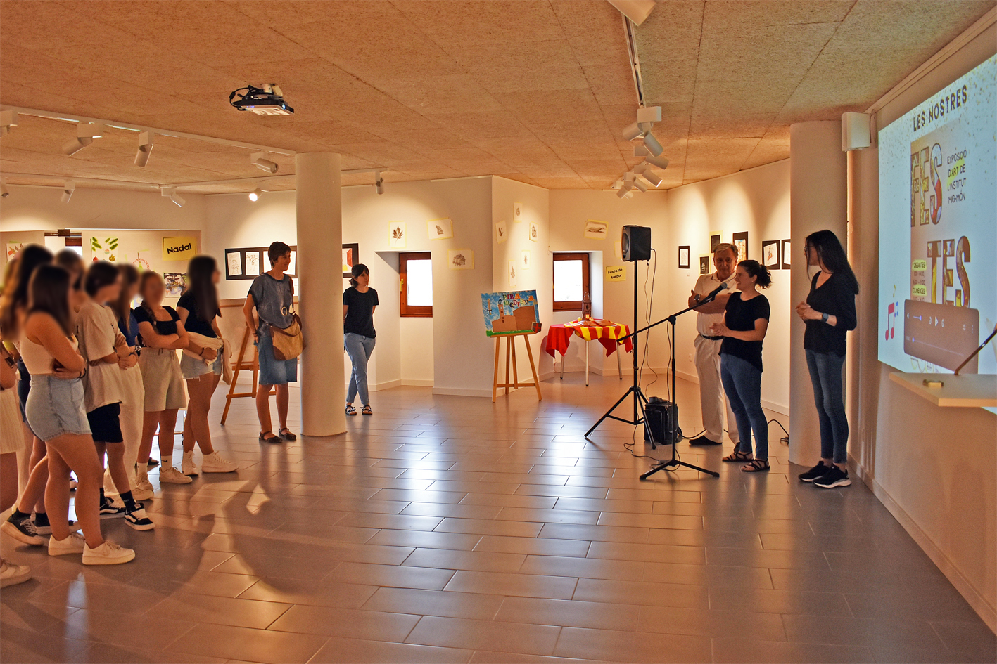 Imatge de la inauguració de l'exposició 'Les nostres festes' de l'Institut Mig-Món a la sala Cal Balaguer del Porxo.