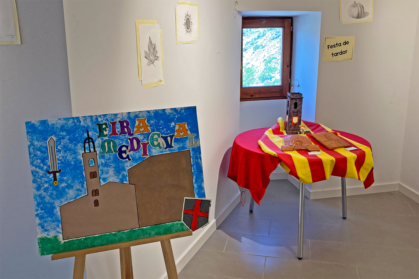 Obres exposades en l'exposició 'Les nostres festes' de l'Institut Mig-Món a la sala Cal Balaguer del Porxo.
