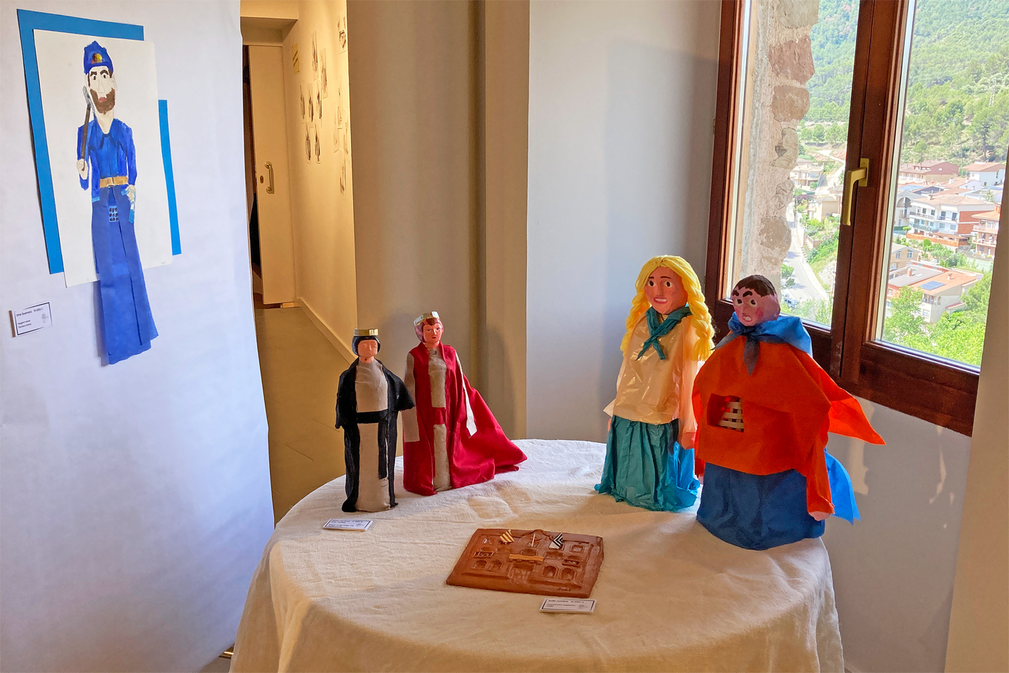 Obres exposades en l'exposició 'Les nostres festes' de l'Institut Mig-Món a la sala Cal Balaguer del Porxo.