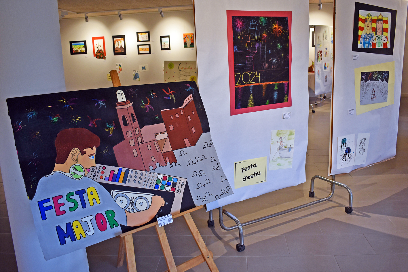 Obres exposades en l'exposició 'Les nostres festes' de l'Institut Mig-Món a la sala Cal Balaguer del Porxo.
