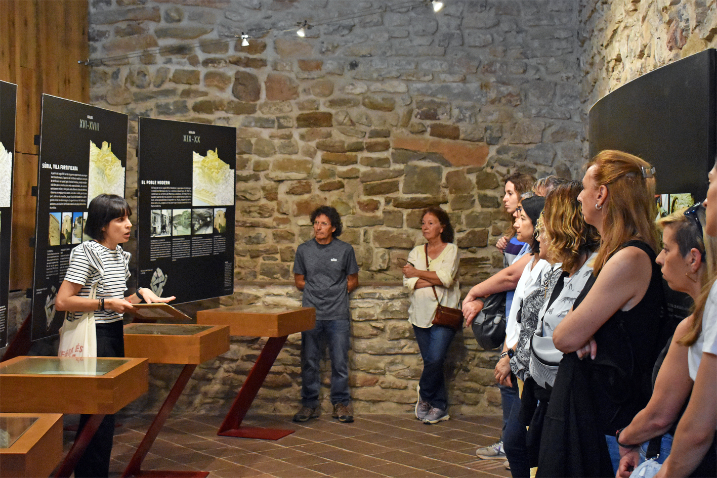 Visita d'agents turístics pel Poble Vell, al Centre d'Interpretació del Castell.