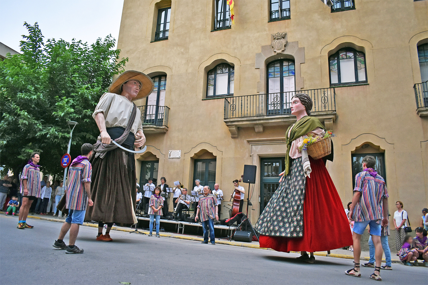 ActuaciÃ³ dels Geganters del Gorg de lâ€™Olla durant lâ€™acte central de la Nit de Sant Joan a SÃºria, al davant de la Casa de la Vila.