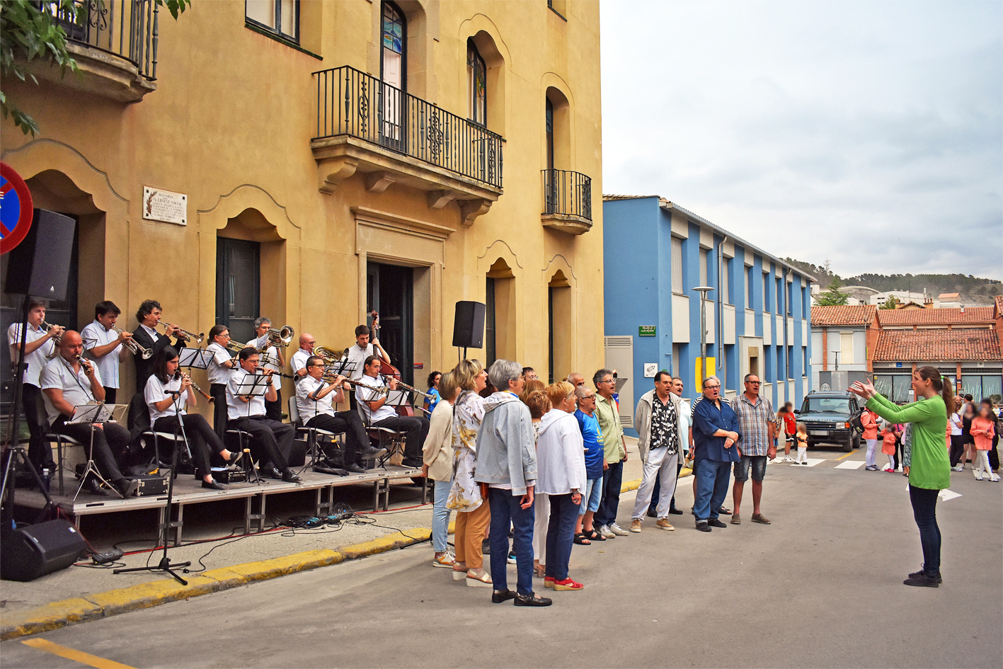 InterpretaciÃ³ dâ€™Els Segadors a cÃ rrec de la Societat Coral La Llanterna i la Cobla SÃºria durant lâ€™acte central de la Nit de Sant Joan a SÃºria, al davant de la Casa de la Vila.