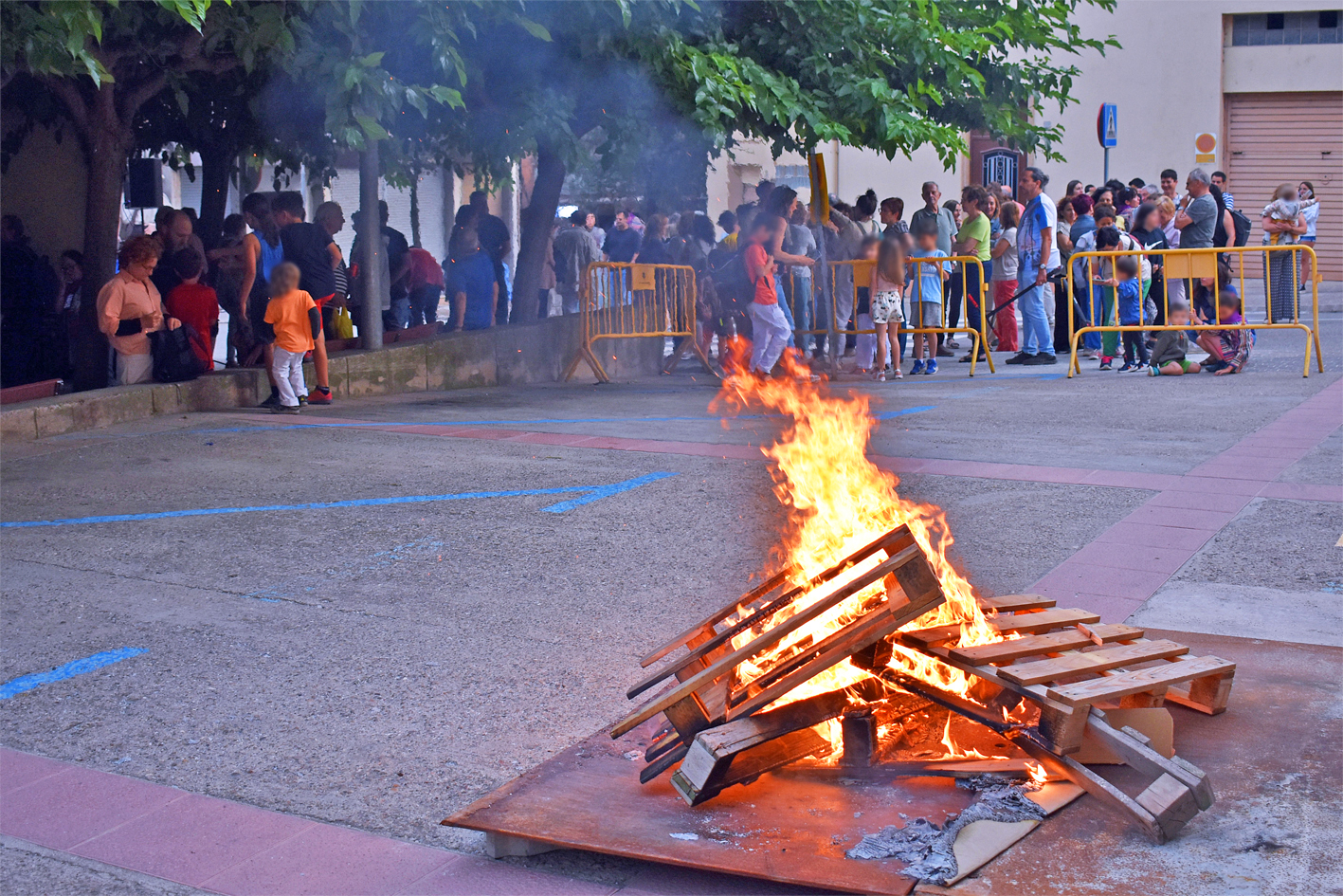 Foguera de Sant Joan a SÃºria, al costat de la Casa de la Vila.
