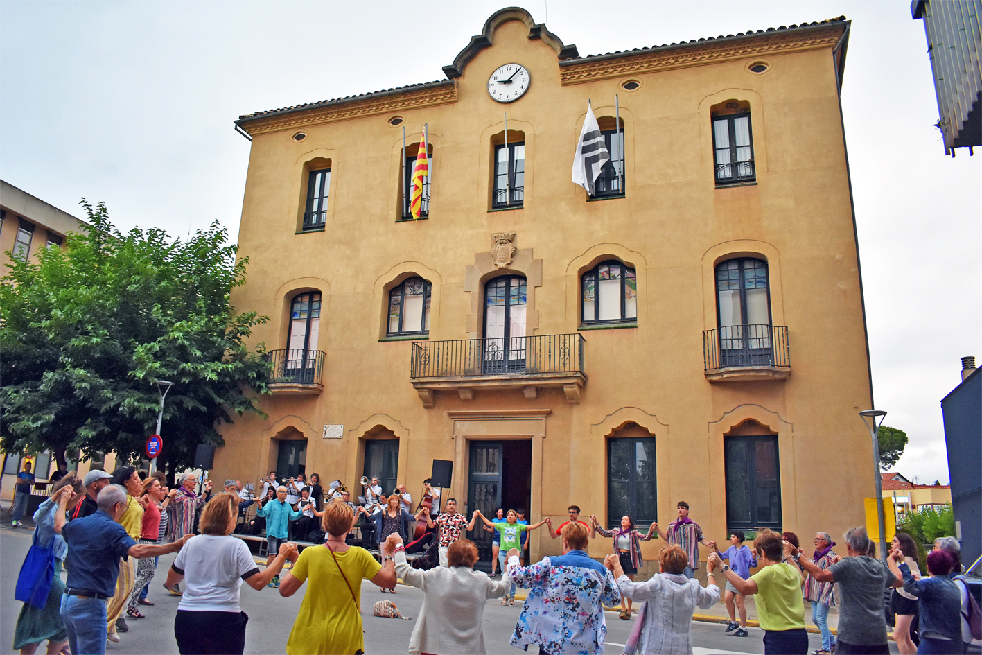 Ballada de sardanes amb la Cobla SÃºria durant lâ€™acte central de la Nit de Sant Joan a SÃºria, al davant de la Casa de la Vila.