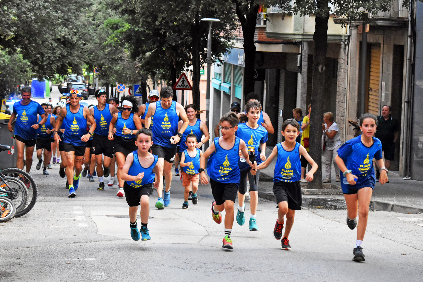 Arribada de la Flama del CanigÃ³, portada per esportistes de la vila, durant lâ€™acte central de la Nit de Sant Joan a SÃºria.