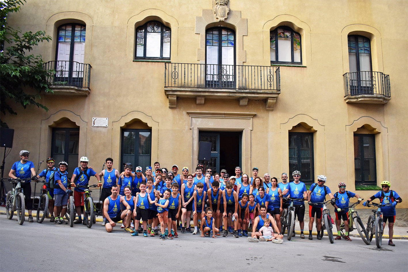 Foto del grup dâ€™esportistes que va portar la Flama del CanigÃ³ a SÃºria, davant la Casa de la Vila.