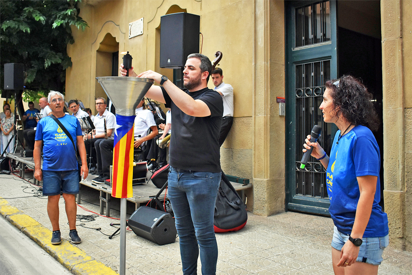 Lâ€™alcalde Albert CoberÃ³ encÃ©n el peveter de la Flama del CanigÃ³ durant lâ€™acte central de la Nit de Sant Joan a SÃºria, al costat de la regidora de Festes, Alba MartÃ­nez.