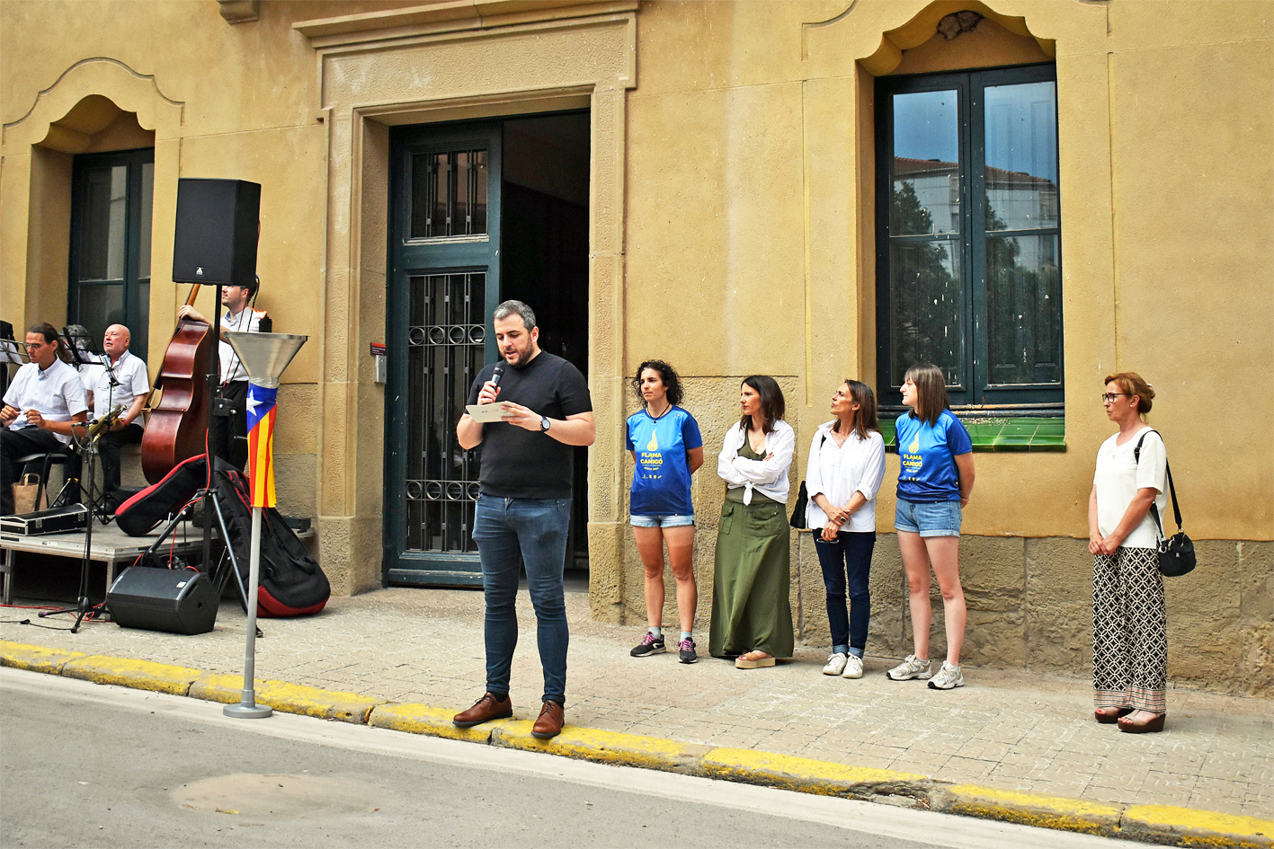 Lâ€™alcalde Albert CoberÃ³ llegeix el manifest de la Nit de Sant Joan al davant de la Casa de la Vila, durant lâ€™acte central de la Nit de Sant Joan a SÃºria.