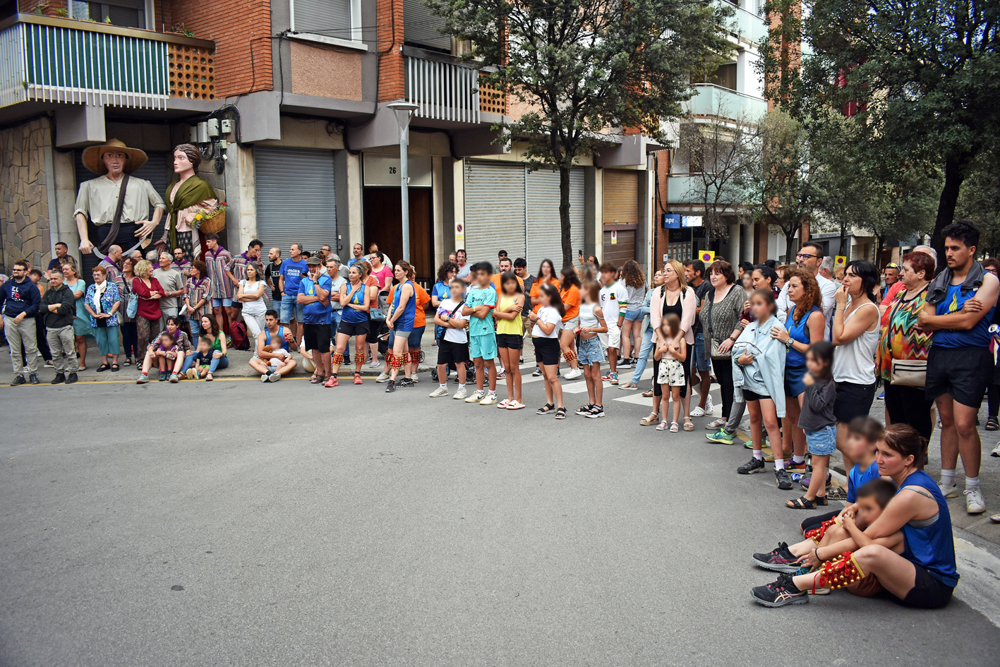 Vista parcial de les persones assistents a lâ€™acte central de la Nit de Sant Joan a SÃºria, al davant de la Casa de la Vila.