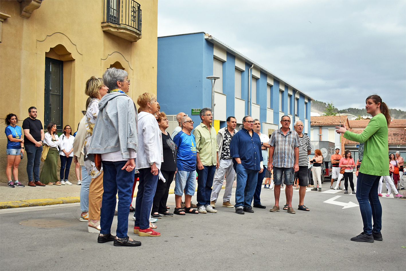ActuaciÃ³ de la Societat Coral La Llanterna durant lâ€™acte central de la Nit de Sant Joan a SÃºria, al davant de la Casa de la Vila.