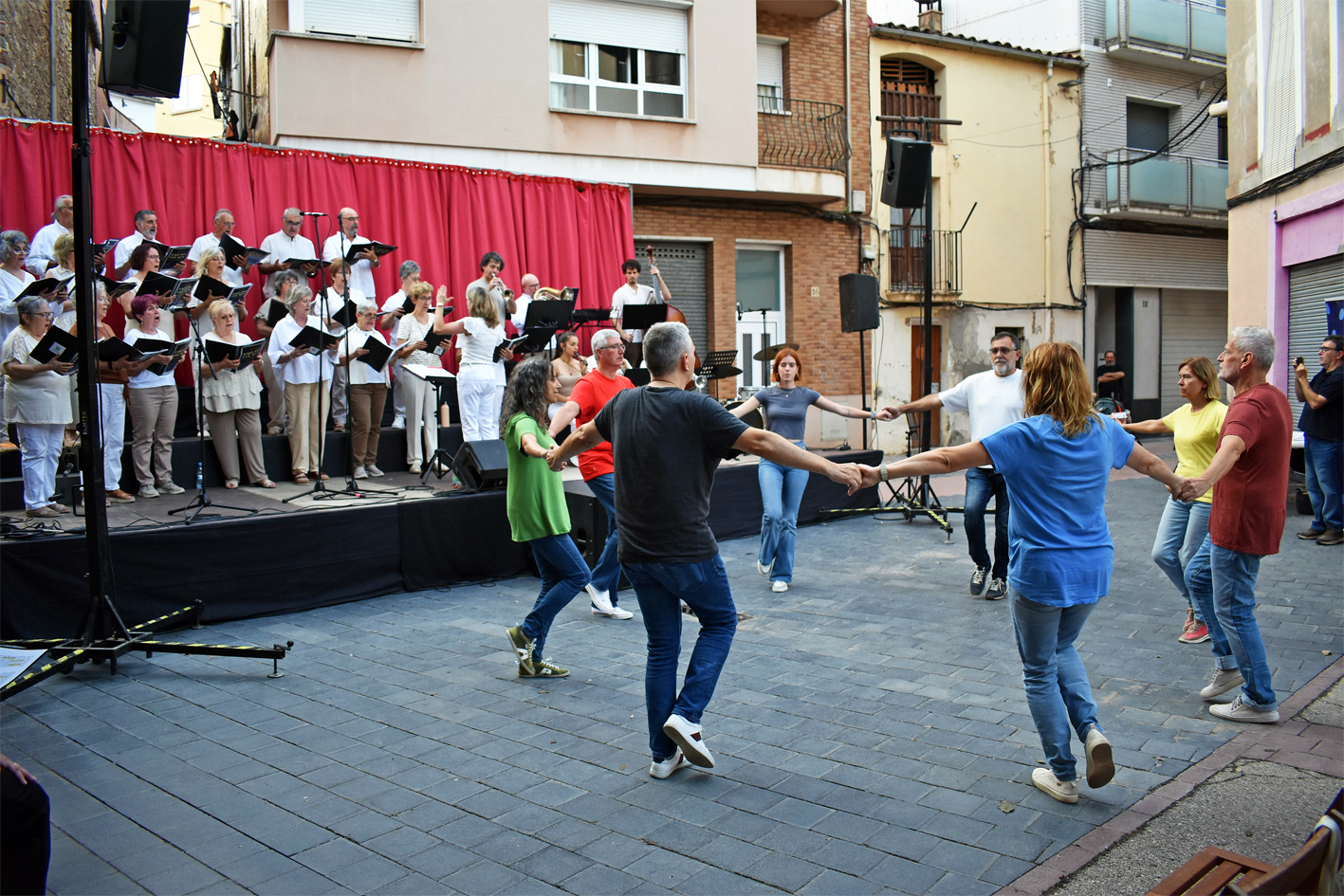 Concert de la Coral SÃ²rissons de lâ€™Escola Municipal de MÃºsica a la cruÃ¯lla dels carrers Sant Josep i MagÃ­ FÃ brega, dins de la Festa Major de SÃºria 2024.