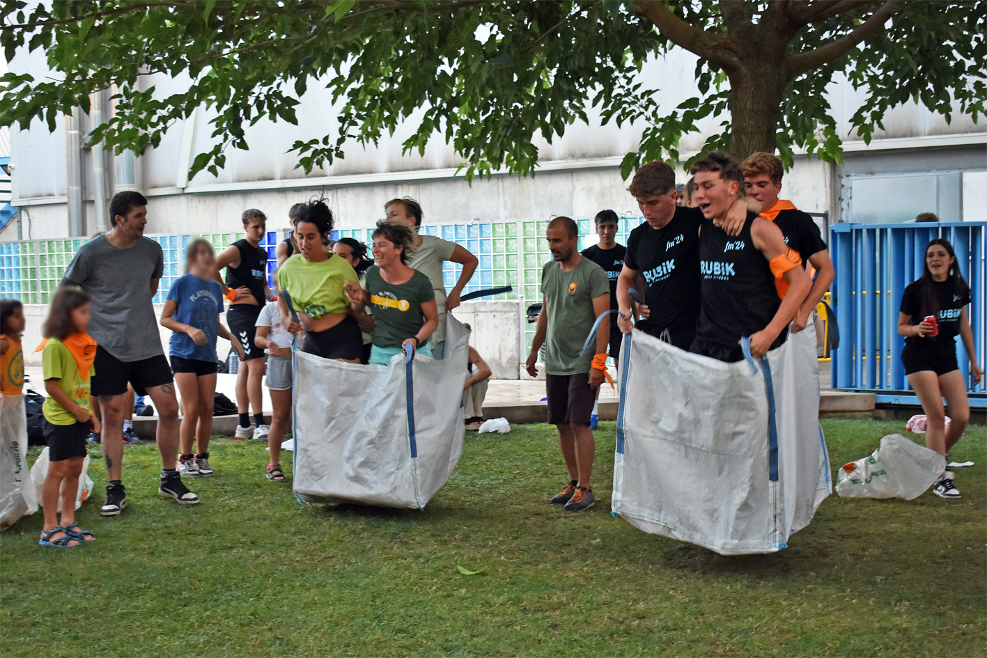 CompeticiÃ³ dels Kampionats Esportius Nocturns (KEN) a la Piscina Municipal, dins de la Festa Major de SÃºria 2024.
