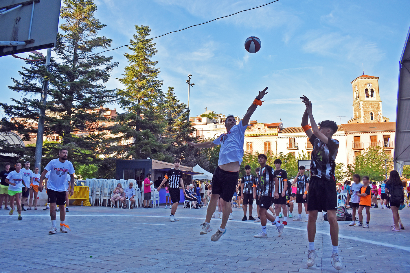 CompeticiÃ³ dels Kampionats Esportius Nocturns (KEN) a la plaÃ§a de Sant Joan, dins de la Festa Major de SÃºria 2024.