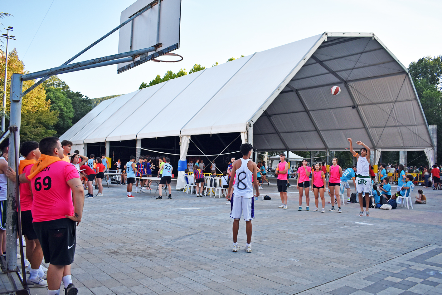 CompeticiÃ³ dels Kampionats Esportius Nocturns (KEN) a la plaÃ§a de Sant Joan, dins de la Festa Major de SÃºria 2024.