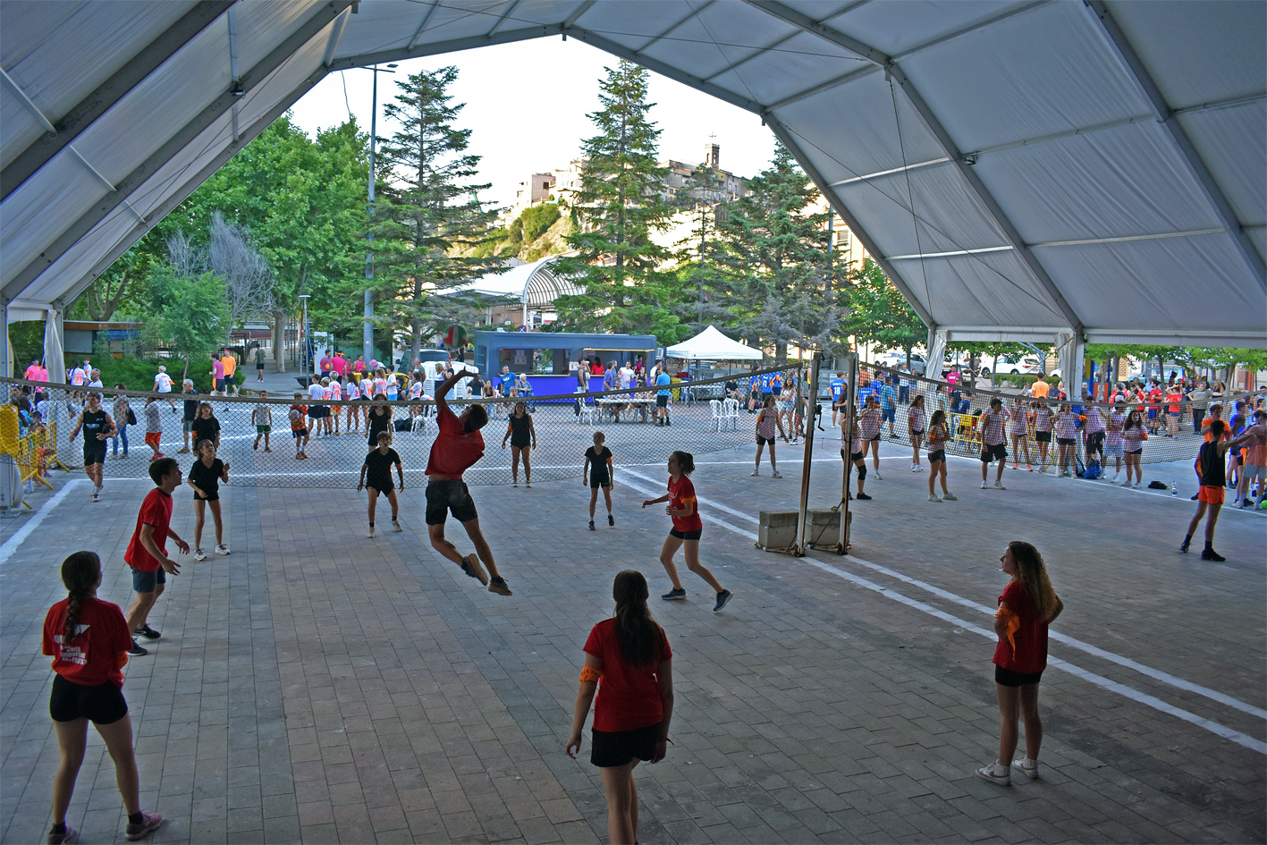 CompeticiÃ³ dels Kampionats Esportius Nocturns (KEN) a la plaÃ§a de Sant Joan, dins de la Festa Major de SÃºria 2024.