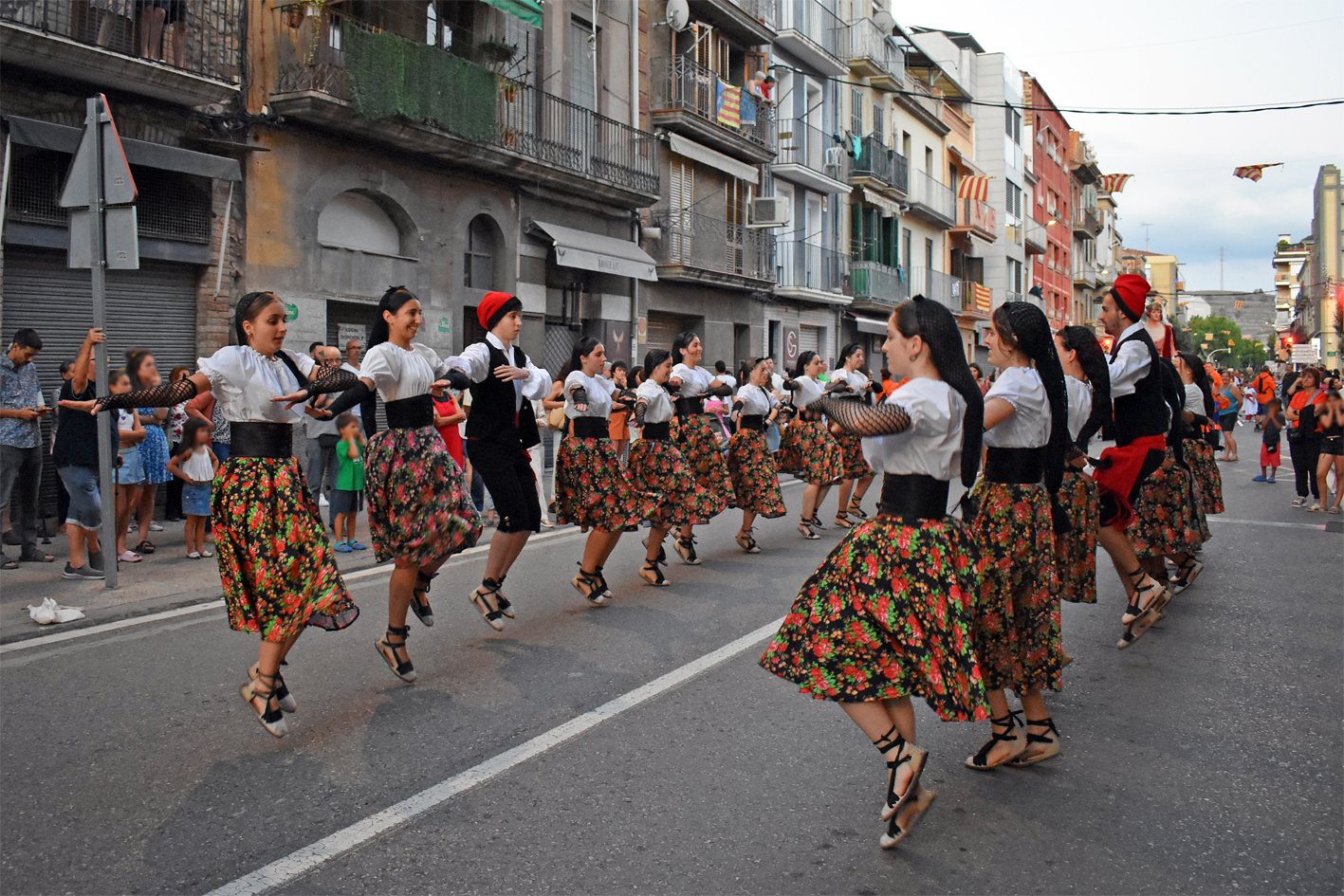 Ball del Foment Cultural durant la cercavila dâ€™inici de la Festa Major de SÃºria 2024.