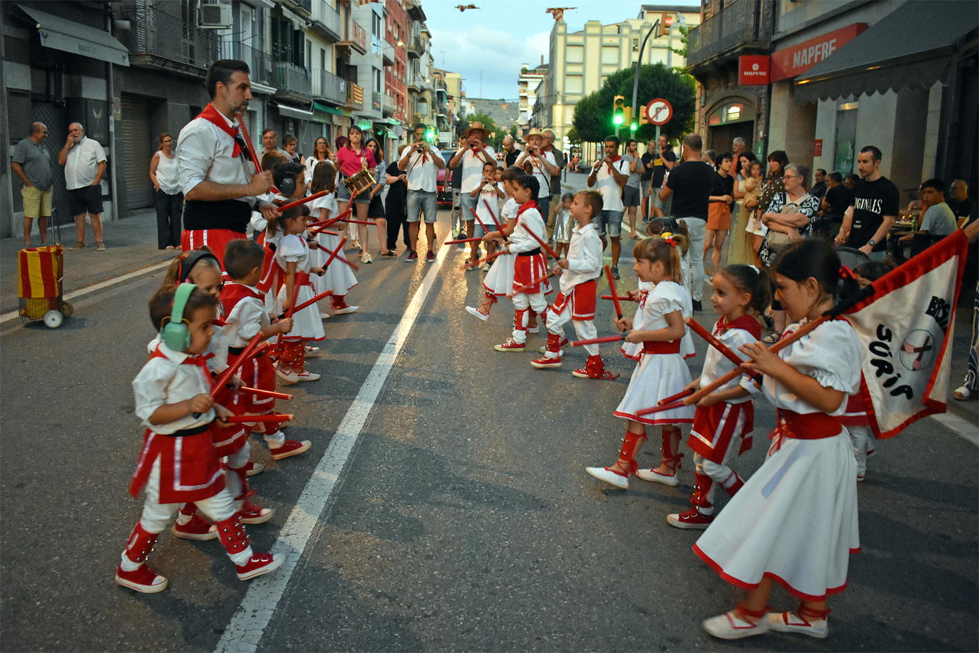 Lâ€™AgrupaciÃ³ Sardanista durant la cercavila dâ€™inici de la Festa Major de SÃºria 2024.