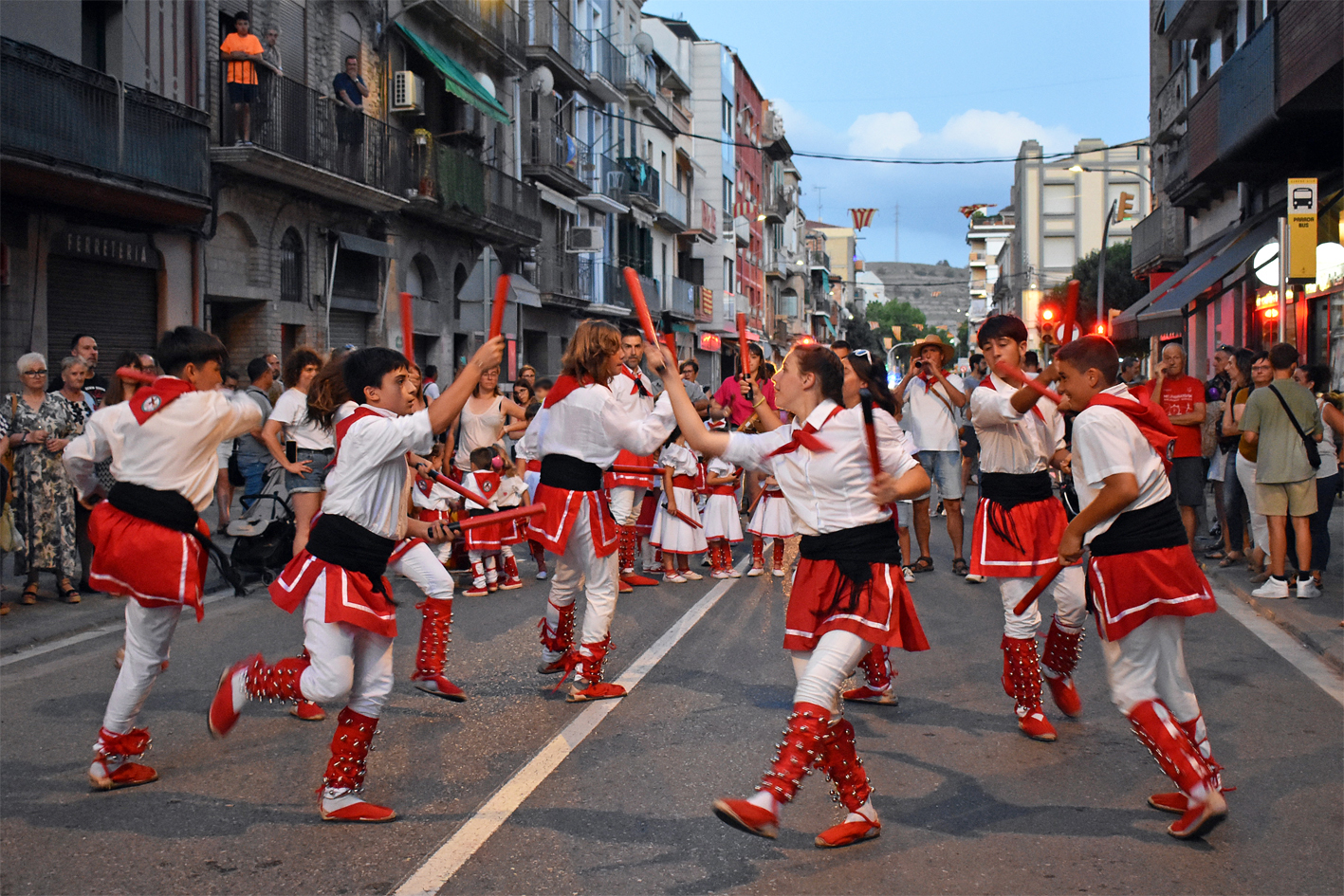 Lâ€™AgrupaciÃ³ Sardanista durant la cercavila dâ€™inici de la Festa Major de SÃºria 2024.