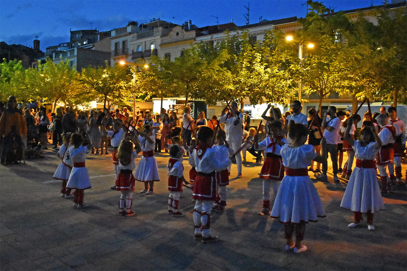 Lâ€™AgrupaciÃ³ Sardanista a la plaÃ§a de Sant Joan, al final de la cercavila dâ€™inici de la Festa Major de SÃºria 2024.