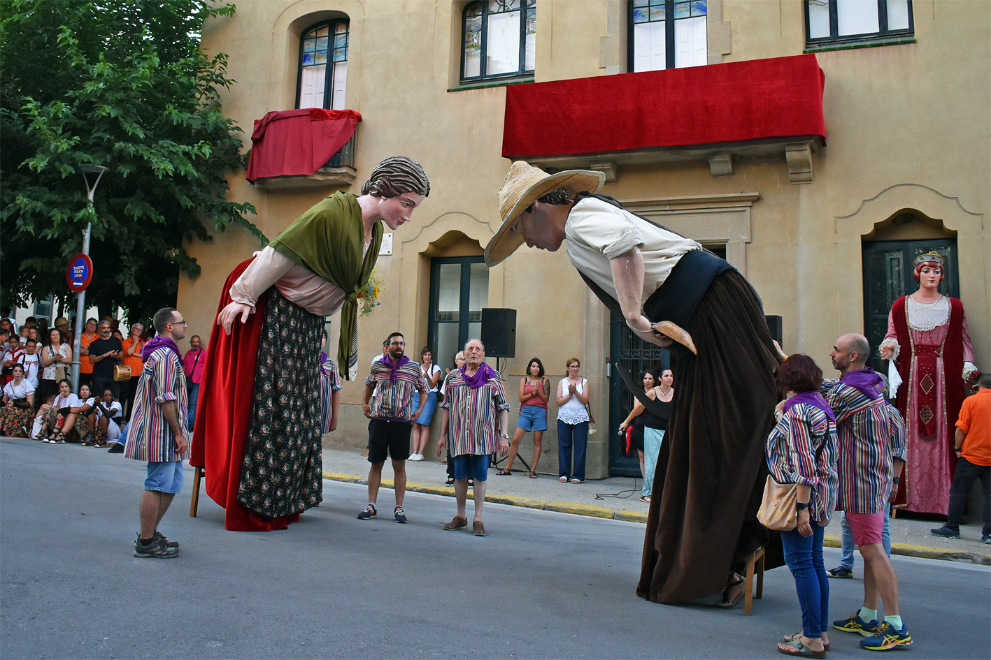 ActuaciÃ³ de Geganters del Gorg de lâ€™Olla al davant de la Casa de la Vila, en lâ€™acte dâ€™inici de la Festa Major de SÃºria 2024.