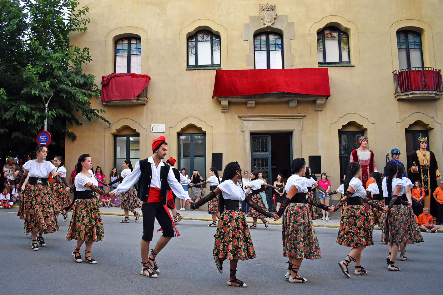 ActuaciÃ³ del Foment Cultural al davant de la Casa de la Vila, en lâ€™acte dâ€™inici de la Festa Major de SÃºria 2024.