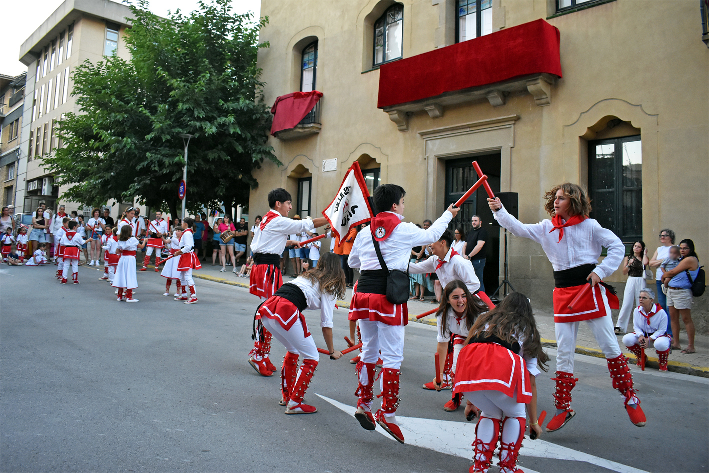 ActuaciÃ³ de lâ€™AgrupaciÃ³ Sardanista al davant de la Casa de la Vila, en lâ€™acte dâ€™inici de la Festa Major de SÃºria 2024.