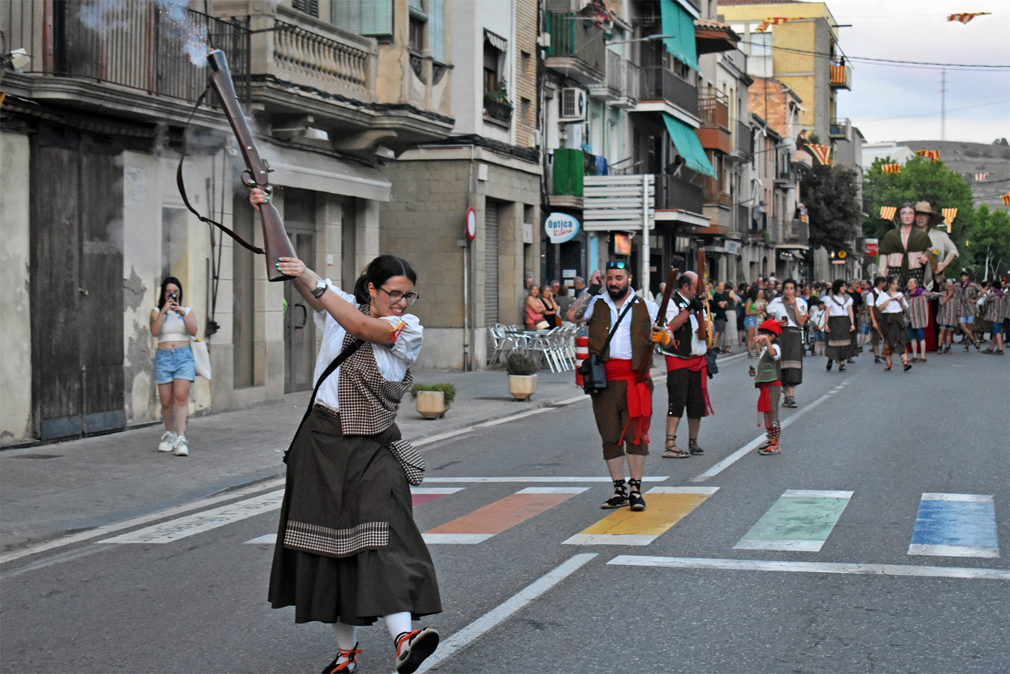 Trabucaires del Tro Gros durant la cercavila dâ€™inici de la Festa Major de SÃºria 2024.