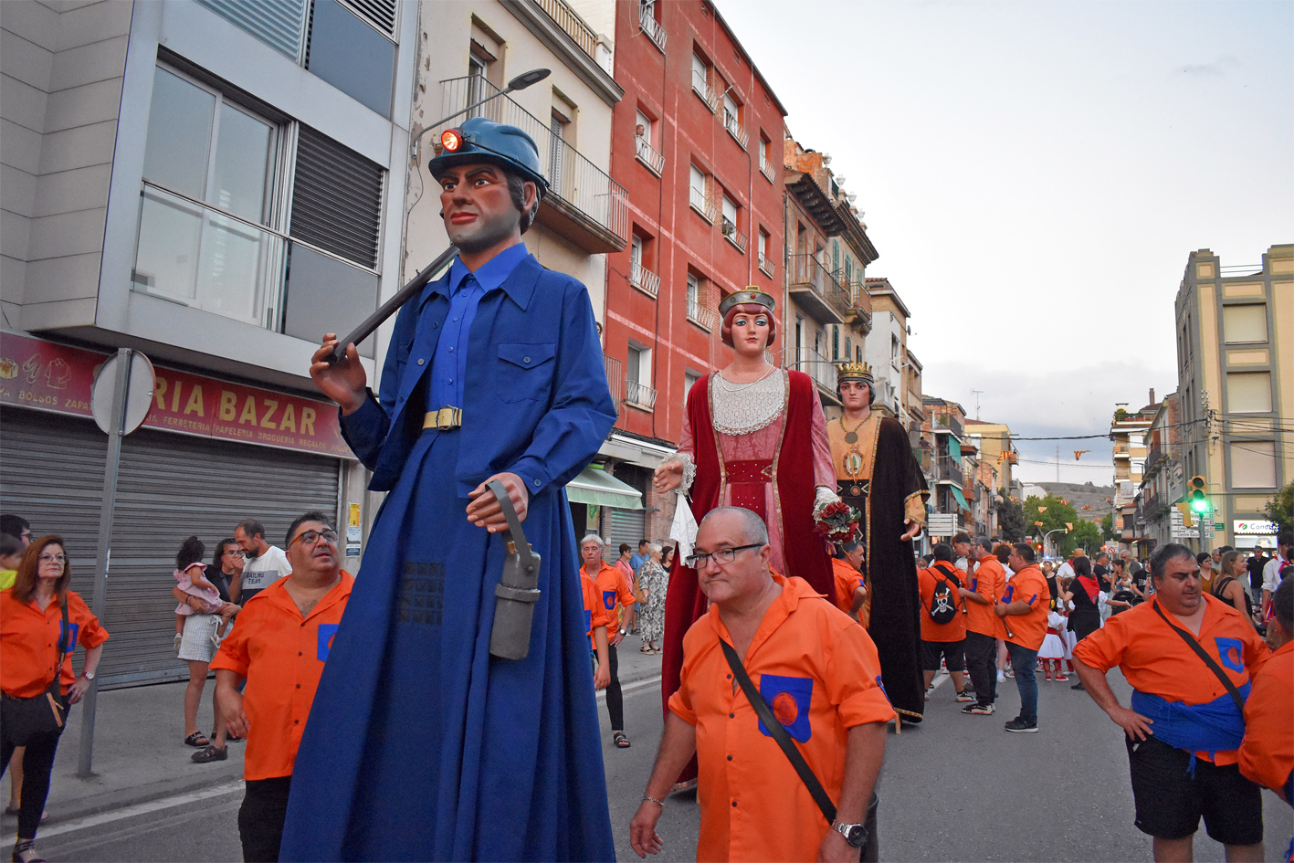 Geganters i Grallers del Poble Vell durant la cercavila dâ€™inici de la Festa Major de SÃºria 2024.