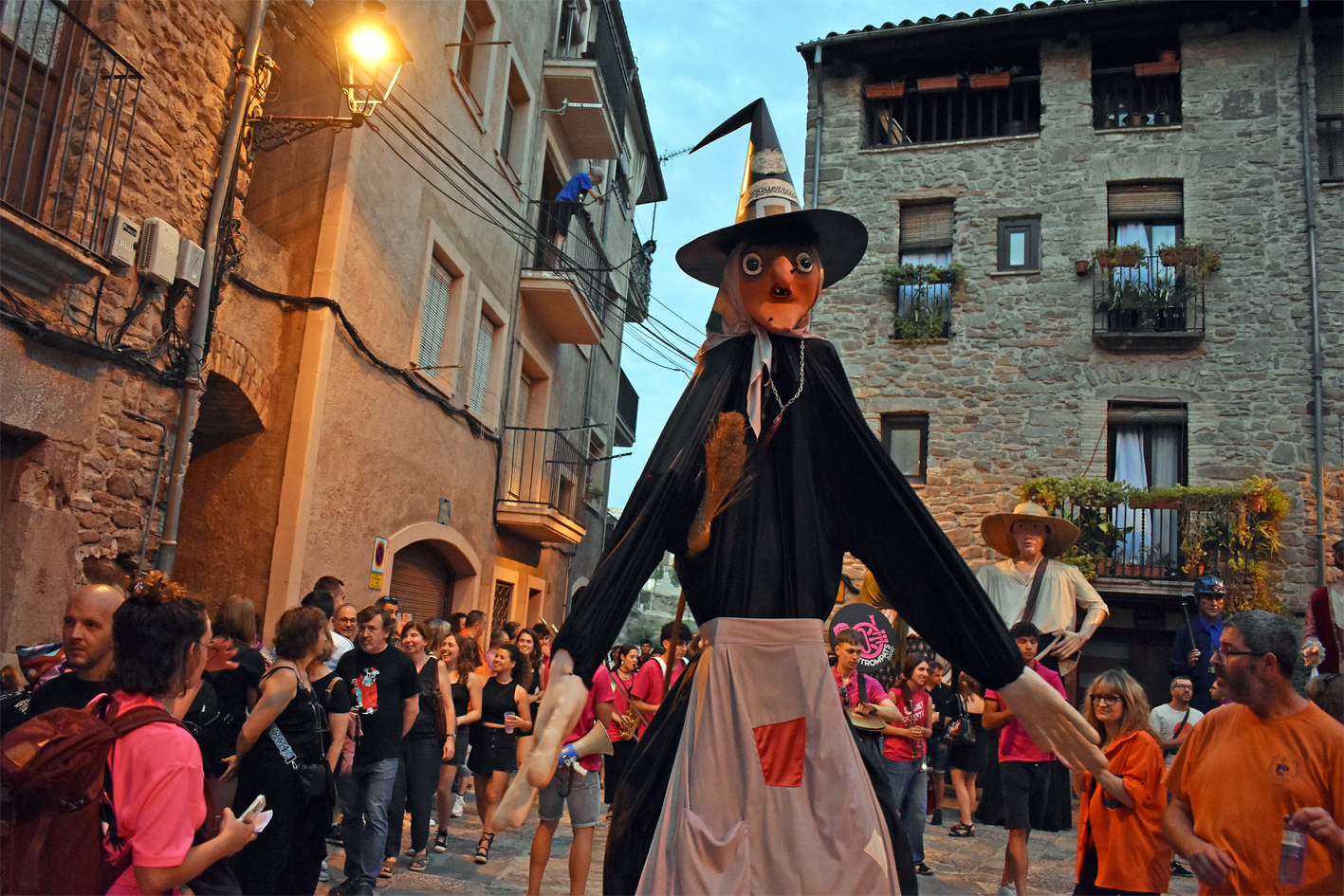 Arribada de la Bruixa Esguerrada a la plaÃ§a Major del Poble Vell durant la Trapellada de la Festa Major de SÃºria 2024.