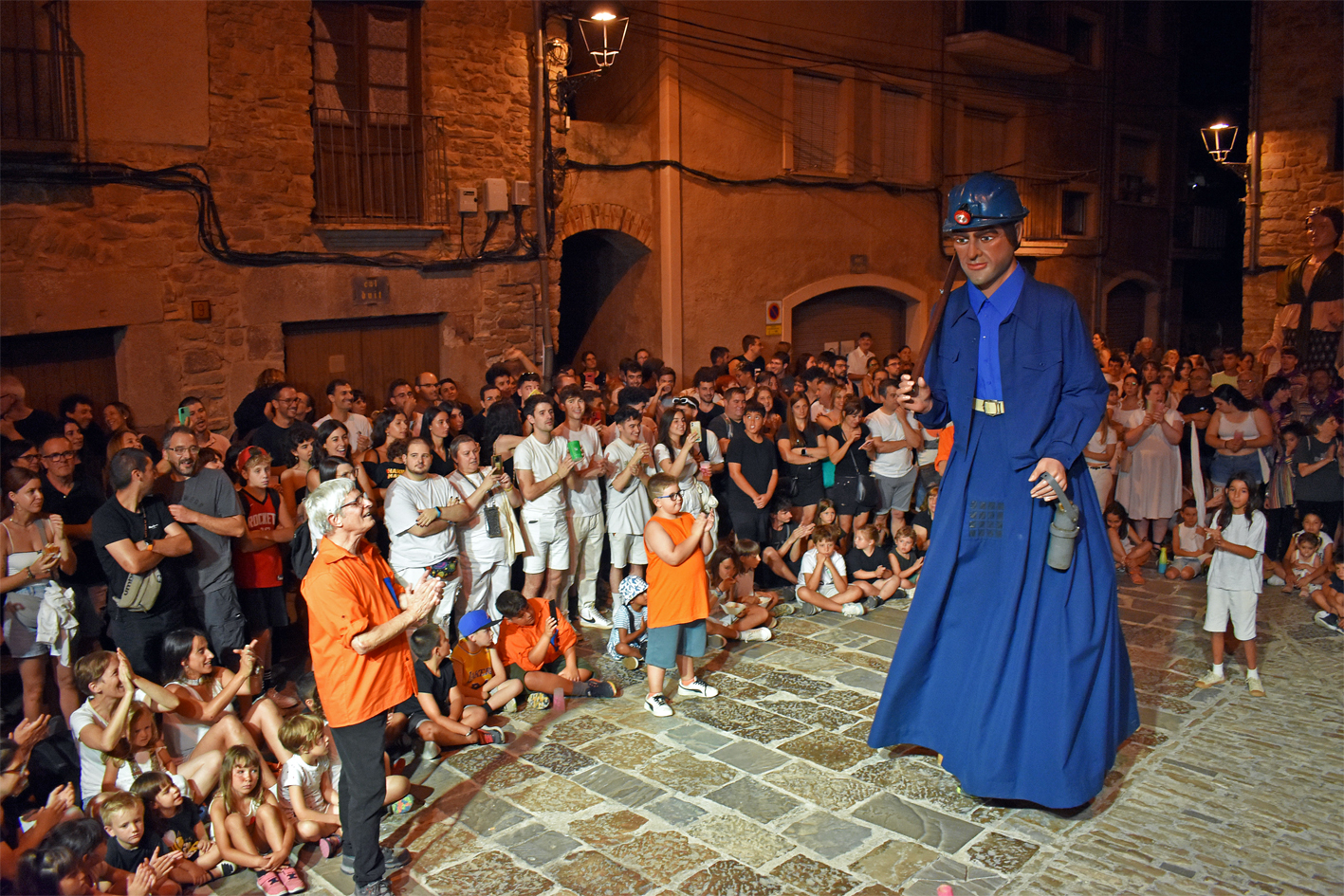Ball del Gegant Miner dels Geganters i Grallers del Poble Vell a la plaÃ§a Major del Poble Vell durant la Trapellada de la Festa Major de SÃºria 2024.